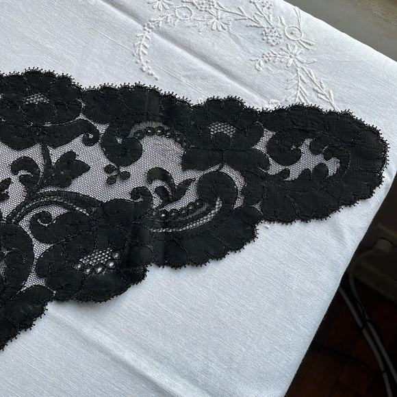 Vintage Black Lace Mantilla Veil – Spanish Style Floral Triangular Shawl - Picture 5 of 16